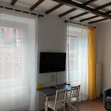 The Yellow Nest - In Trastevere